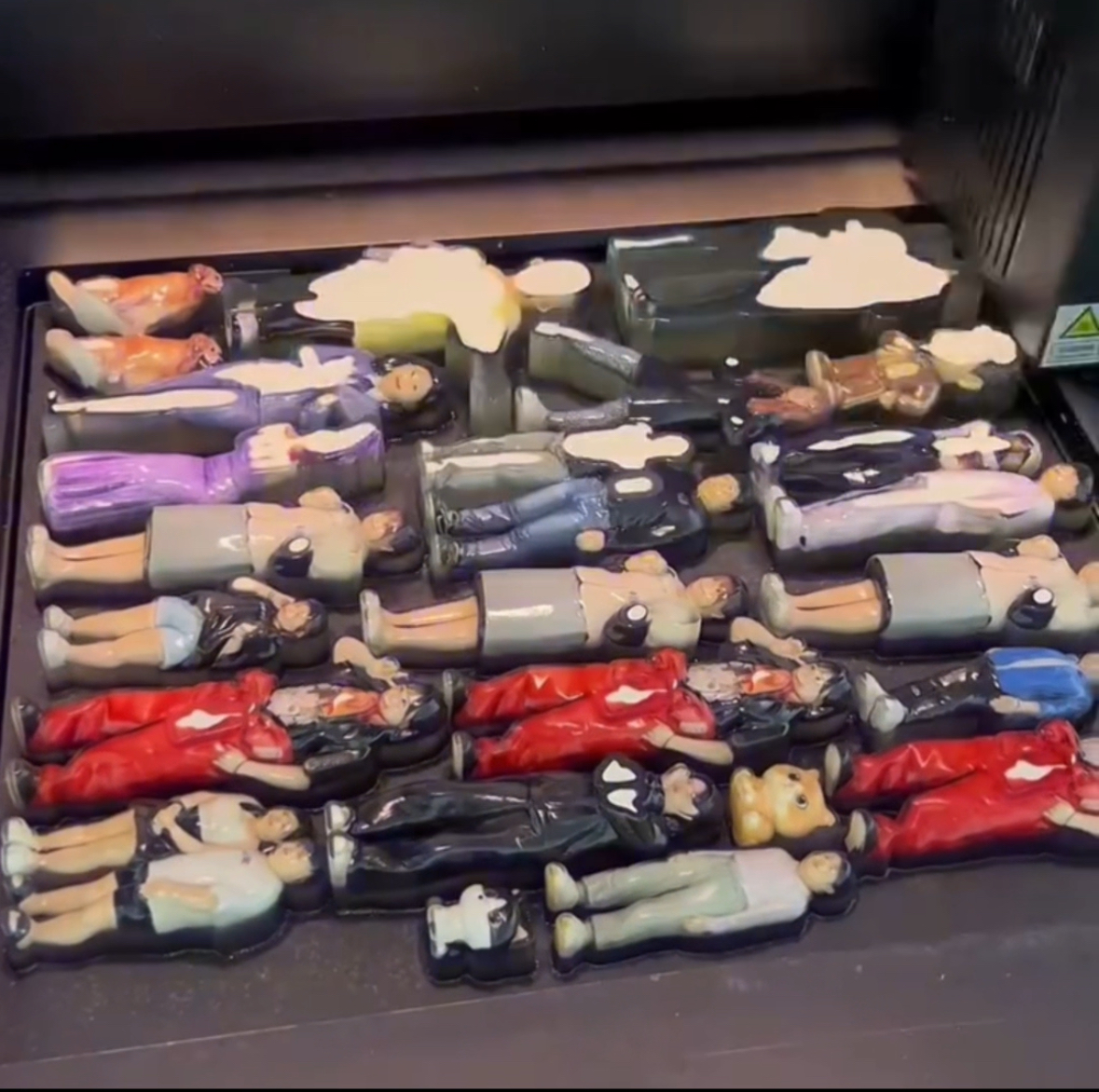 Impressora 3D com miniaturas sendo produzidas